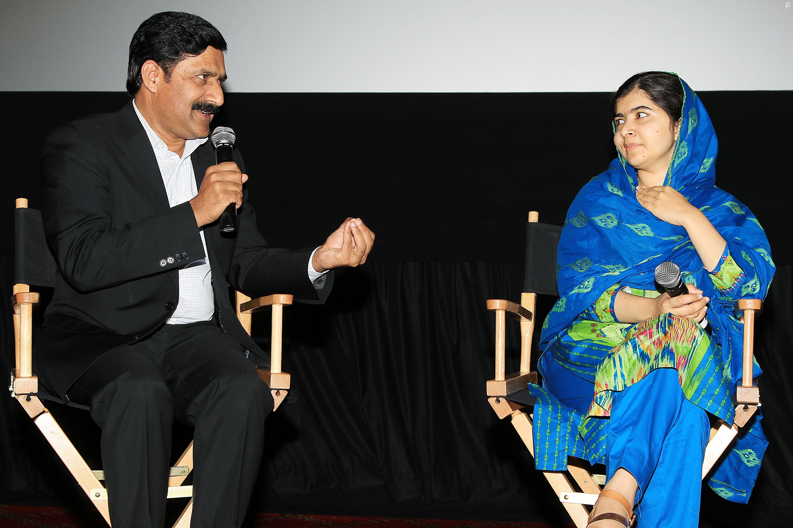 Malala Yousafzai and Ziauddin Yousafzai in Он назвал меня Малала (2015)