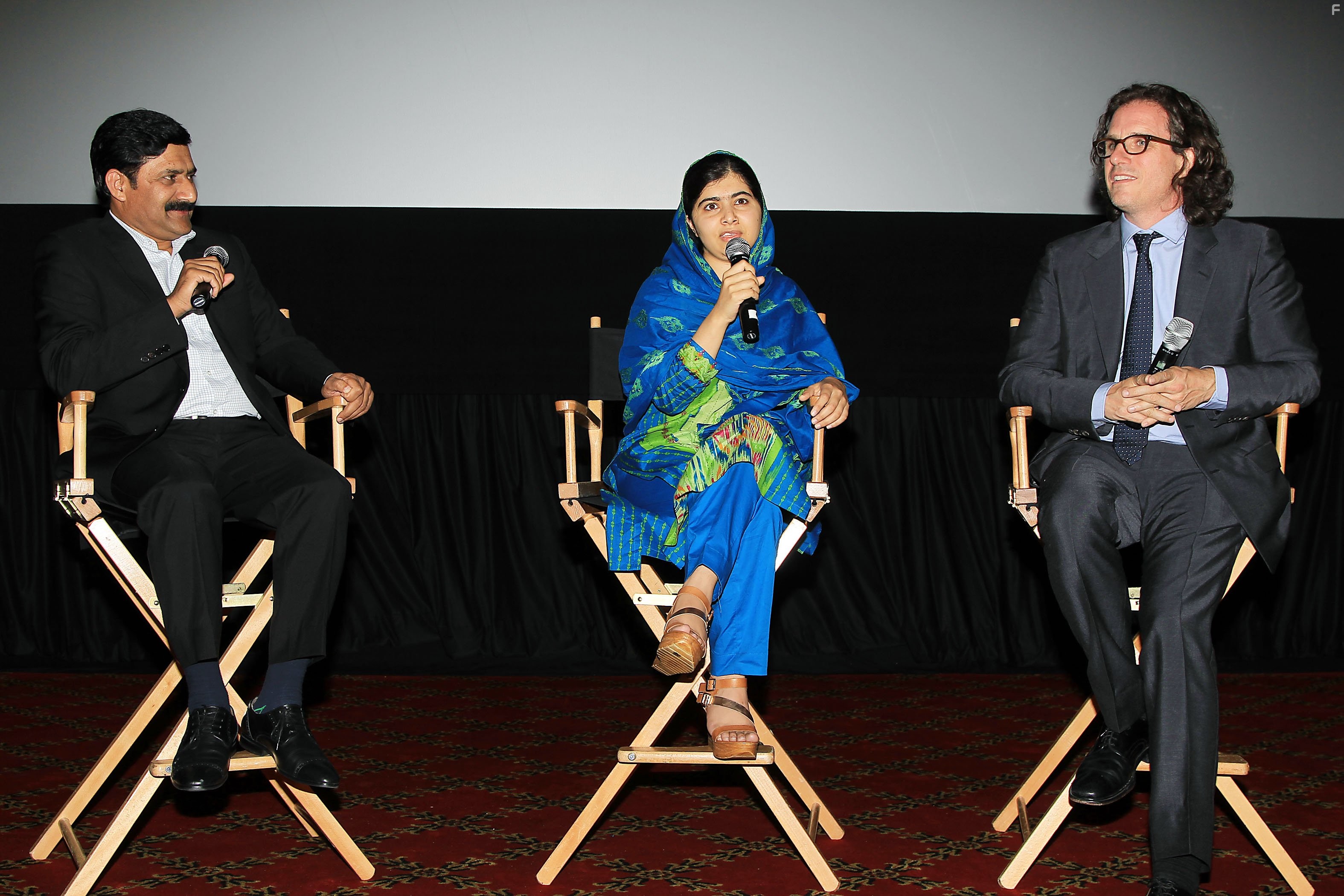 Davis Guggenheim, Malala Yousafzai, and Ziauddin Yousafzai in Он назвал меня Малала (2015)