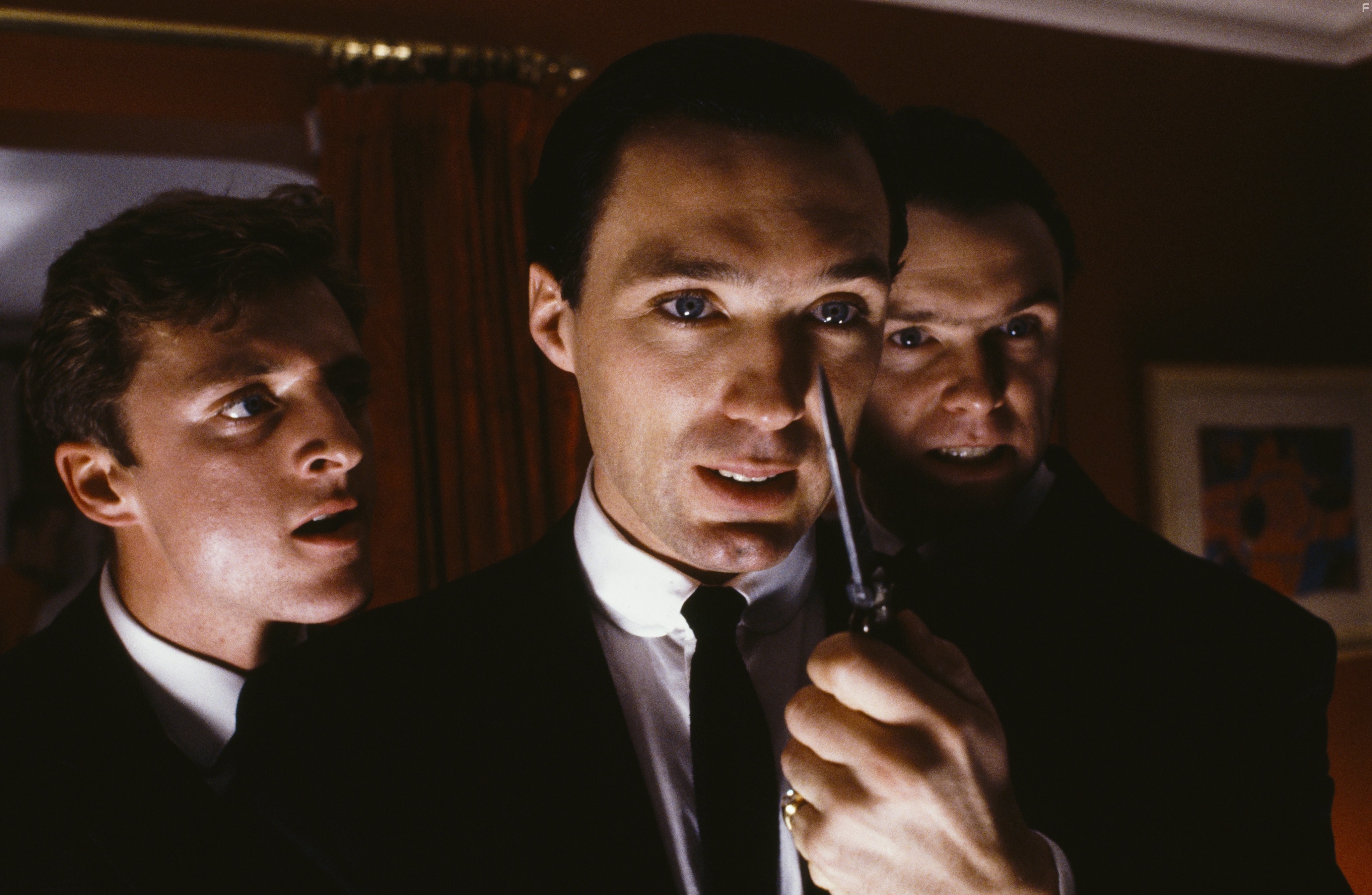 Gary Kemp, Martin Kemp, and Gary Love in Братья Крэй (1990)