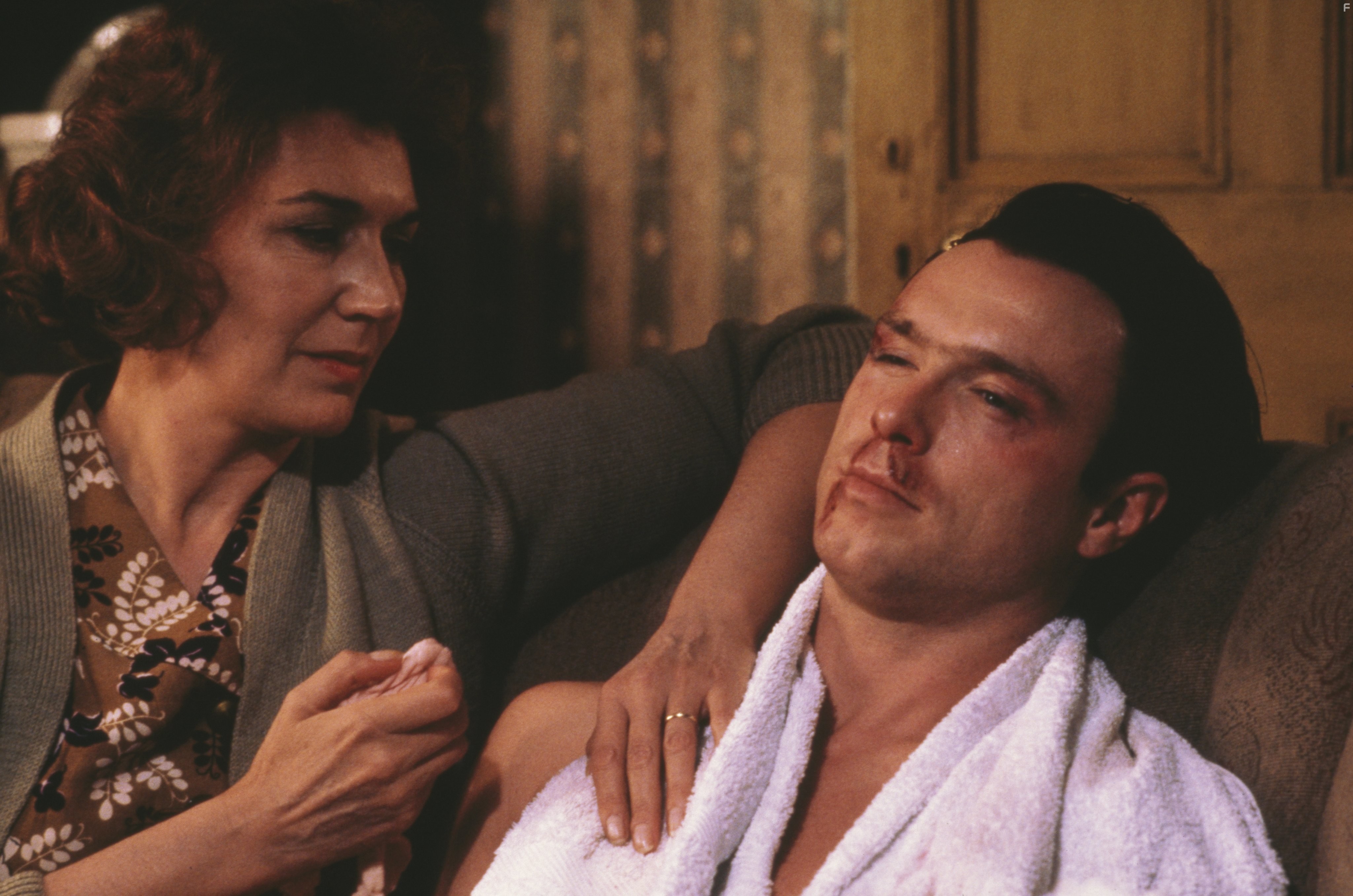 Susan Fleetwood and Gary Kemp in Братья Крэй (1990)