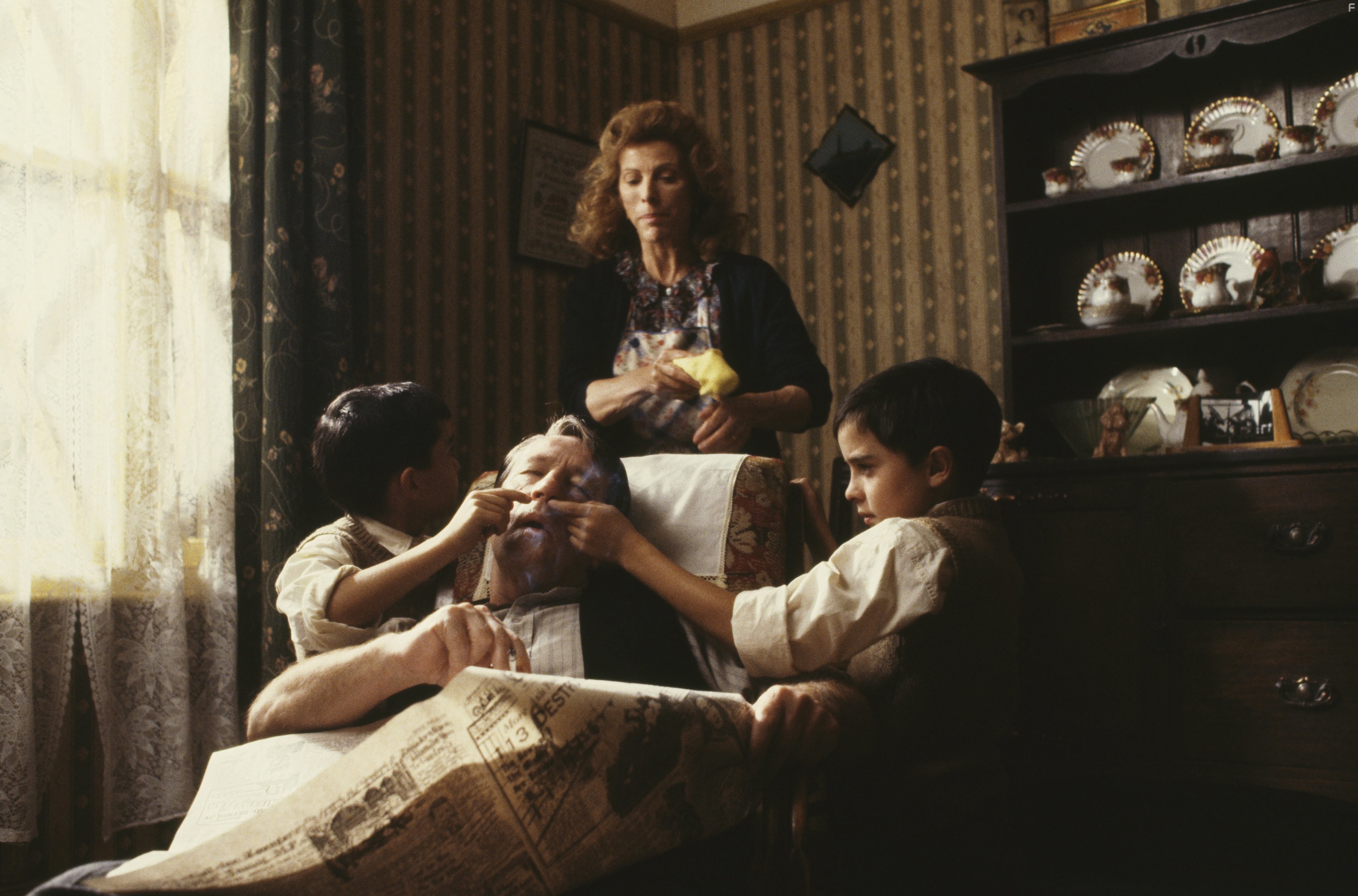 Harlon Haveland, Alfred Lynch, and Billie Whitelaw in Братья Крэй (1990)