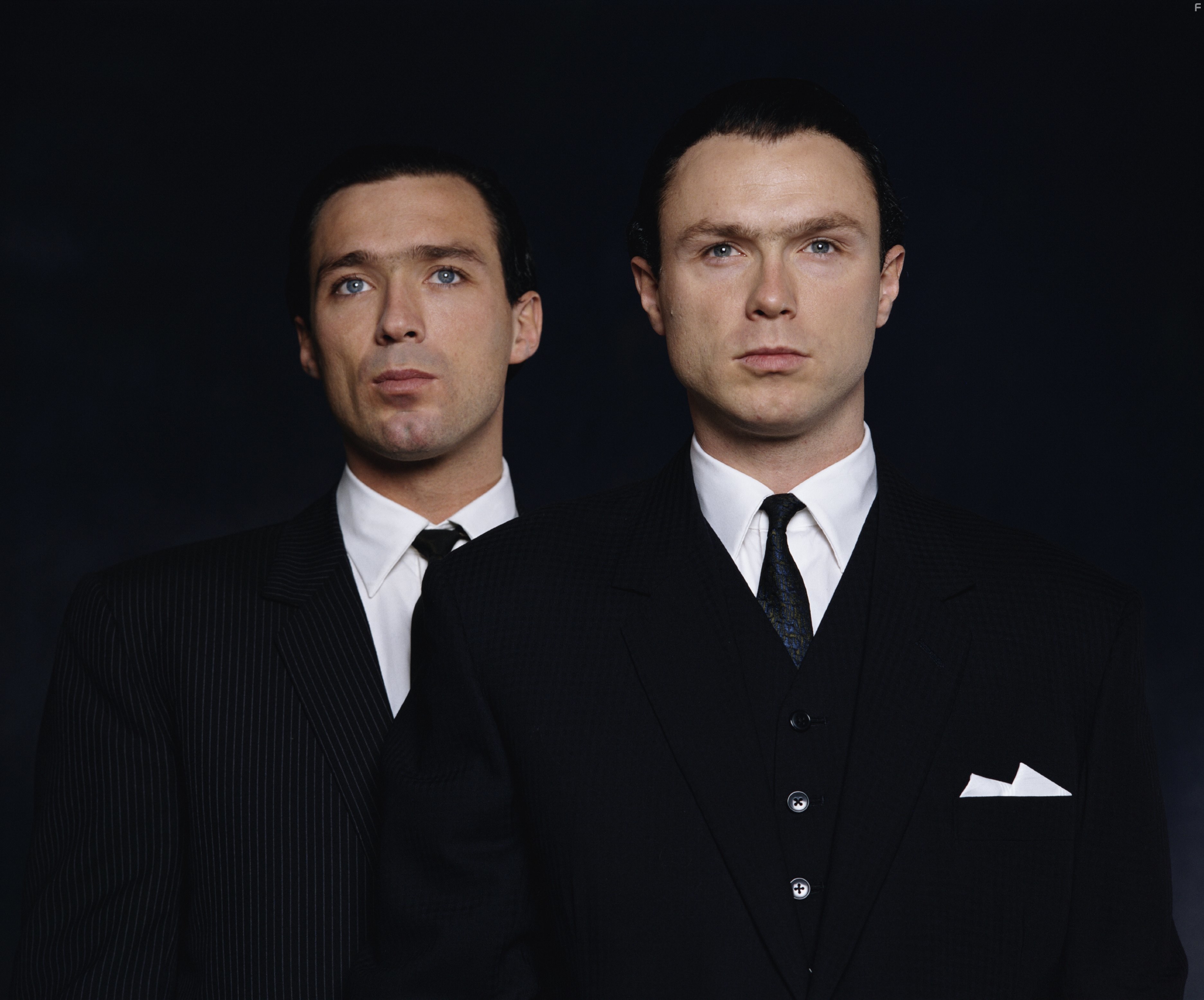 Gary Kemp and Martin Kemp in Братья Крэй (1990)