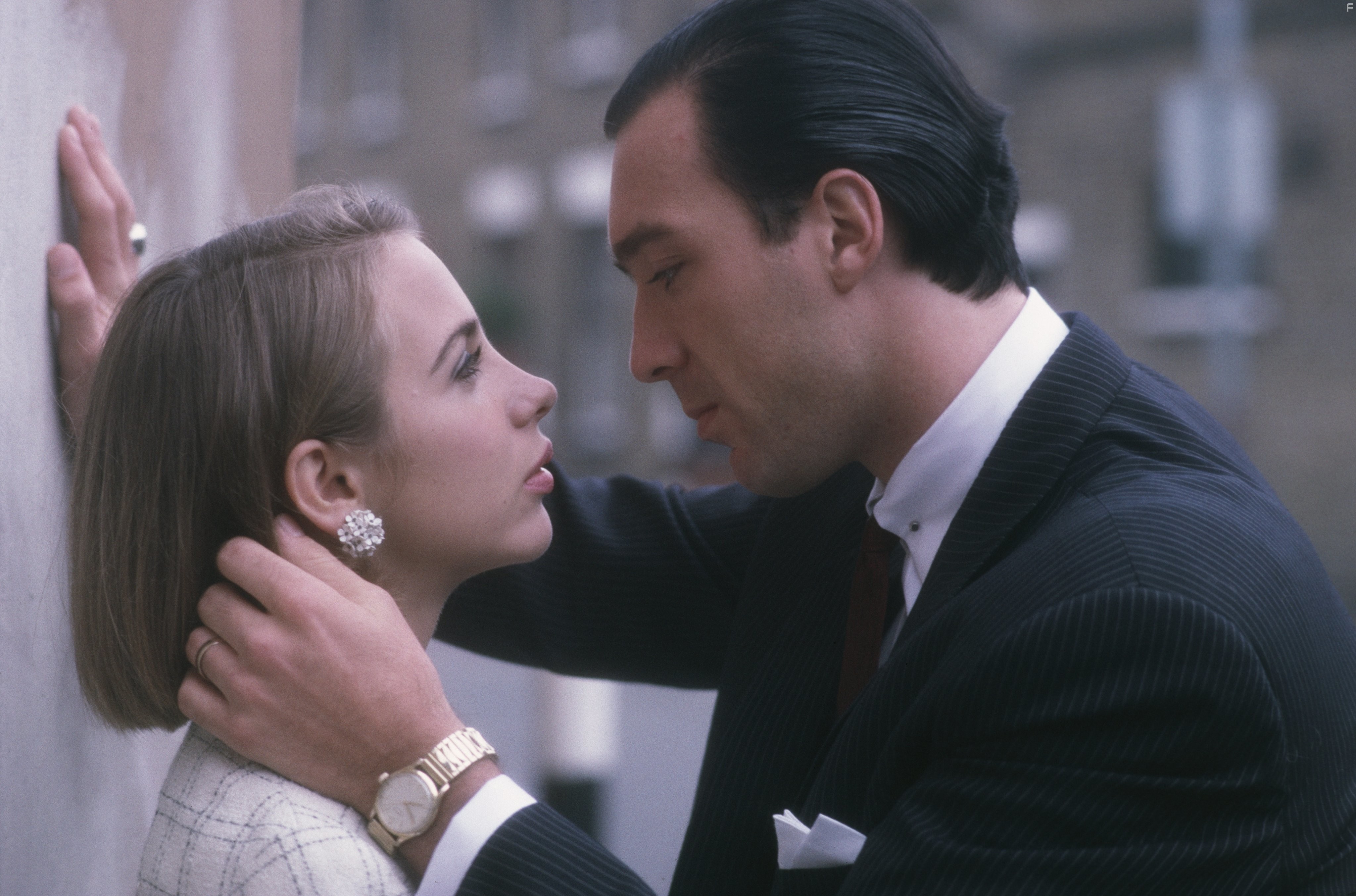 Kate Hardie and Martin Kemp in Братья Крэй (1990)