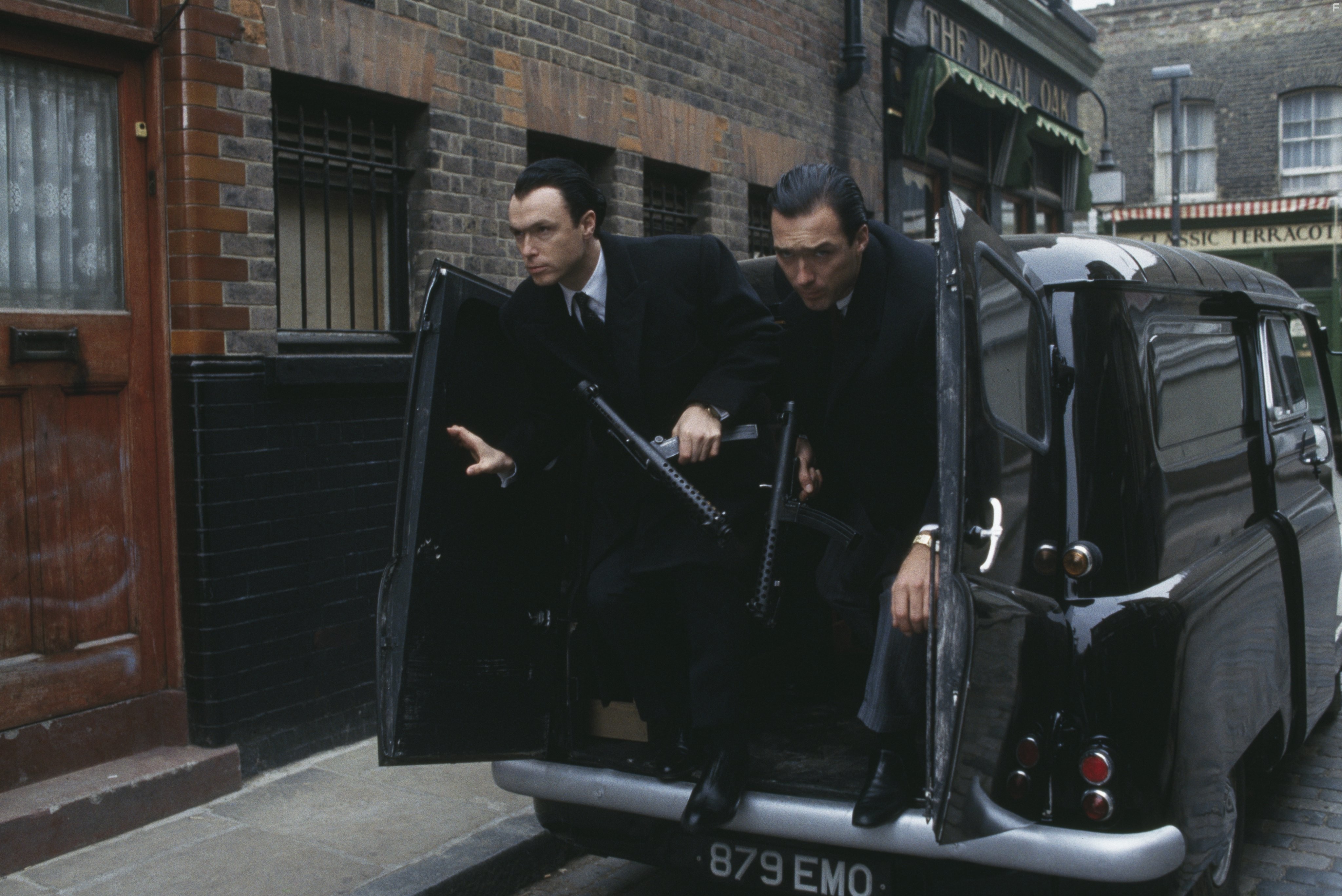 Gary Kemp and Martin Kemp in Братья Крэй (1990)