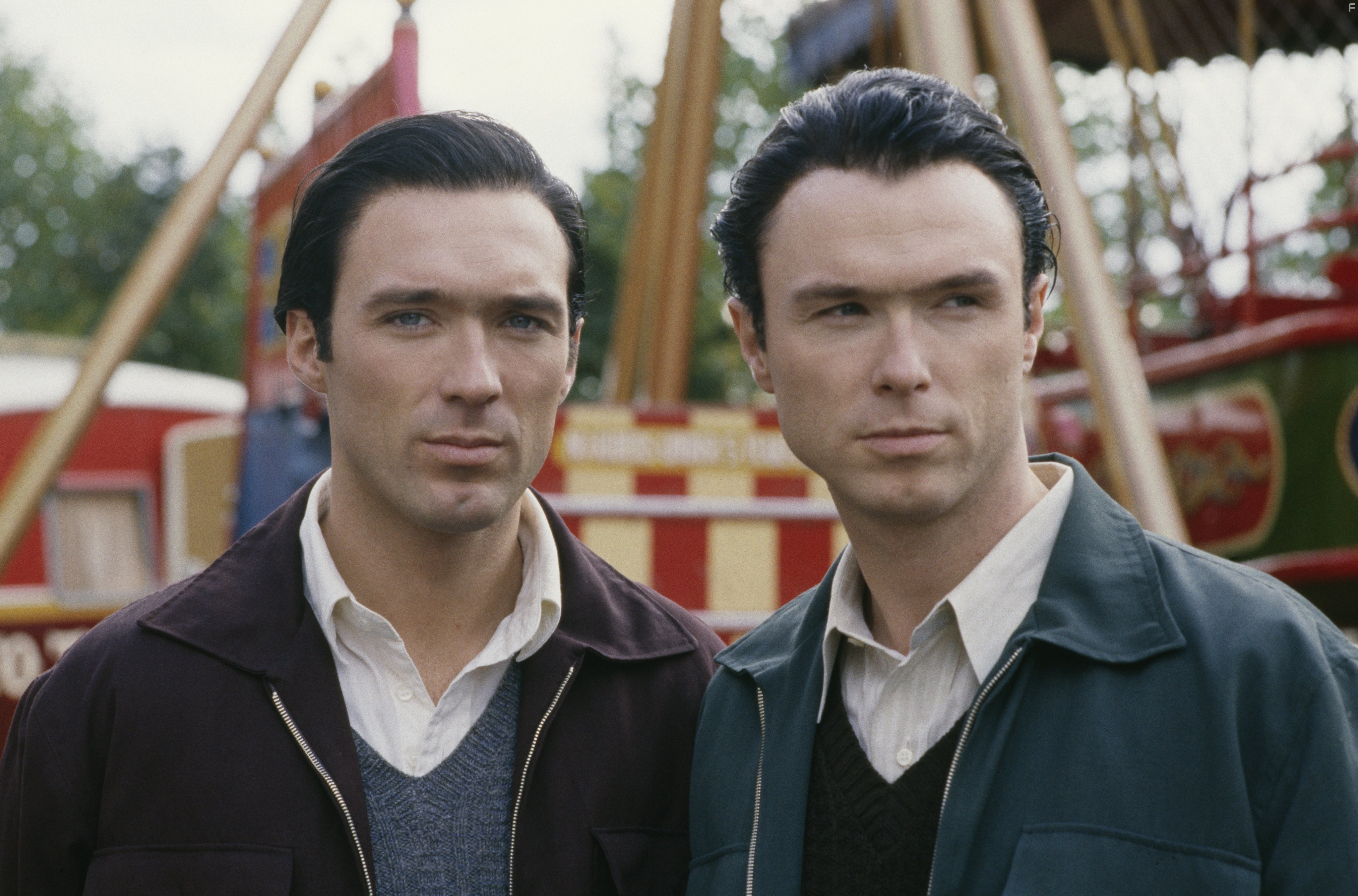 Gary Kemp and Martin Kemp in Братья Крэй (1990)