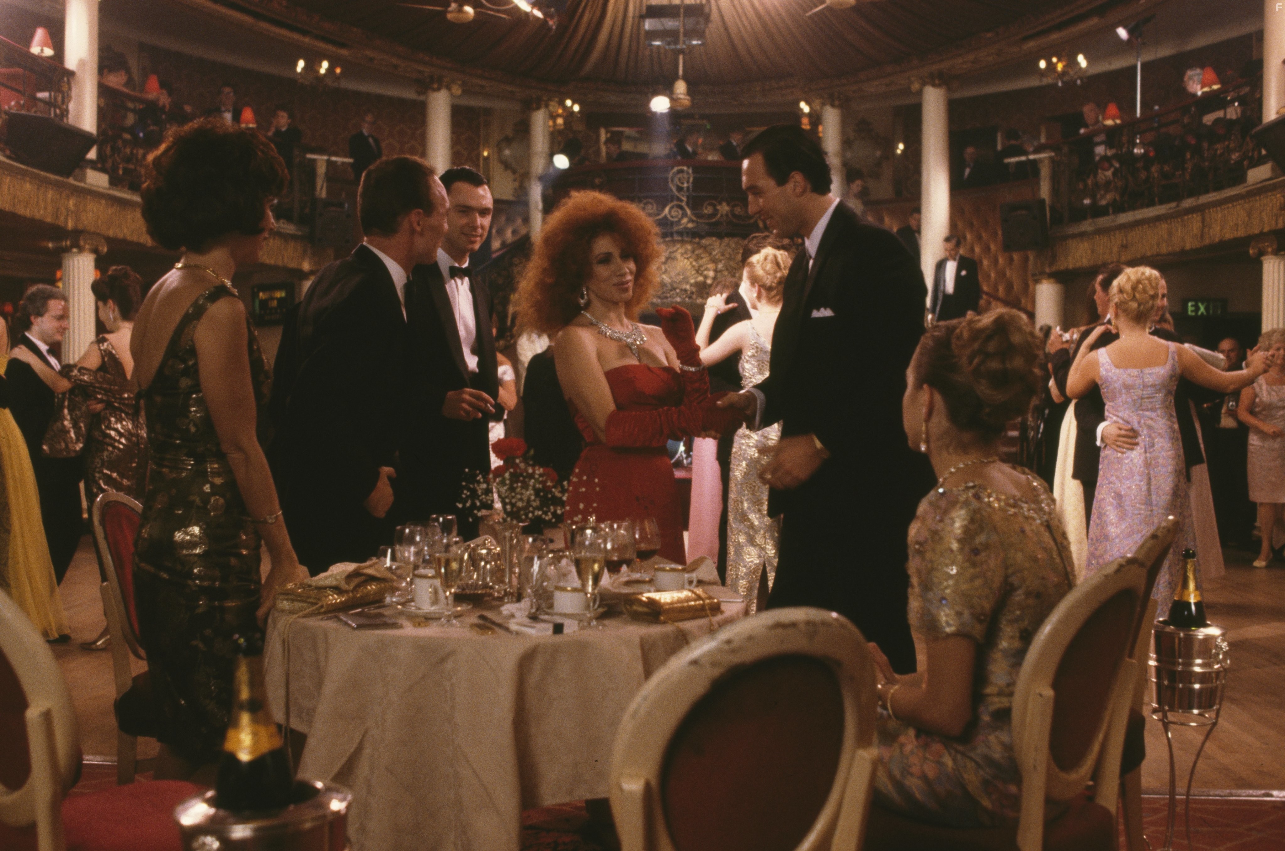 Martin Kemp and Julia Migenes in Братья Крэй (1990)