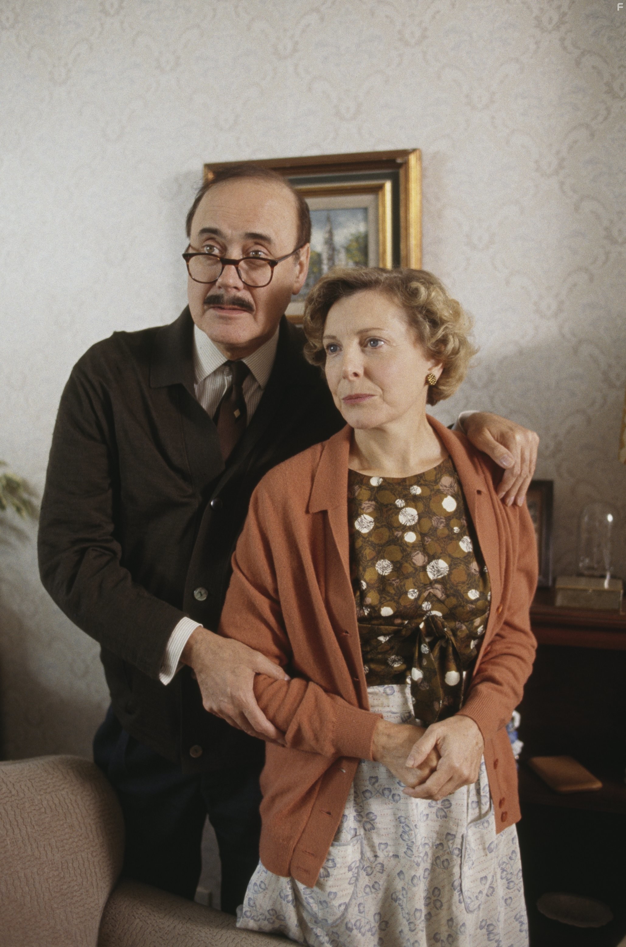 Barbara Ferris and Victor Spinetti in Братья Крэй (1990)
