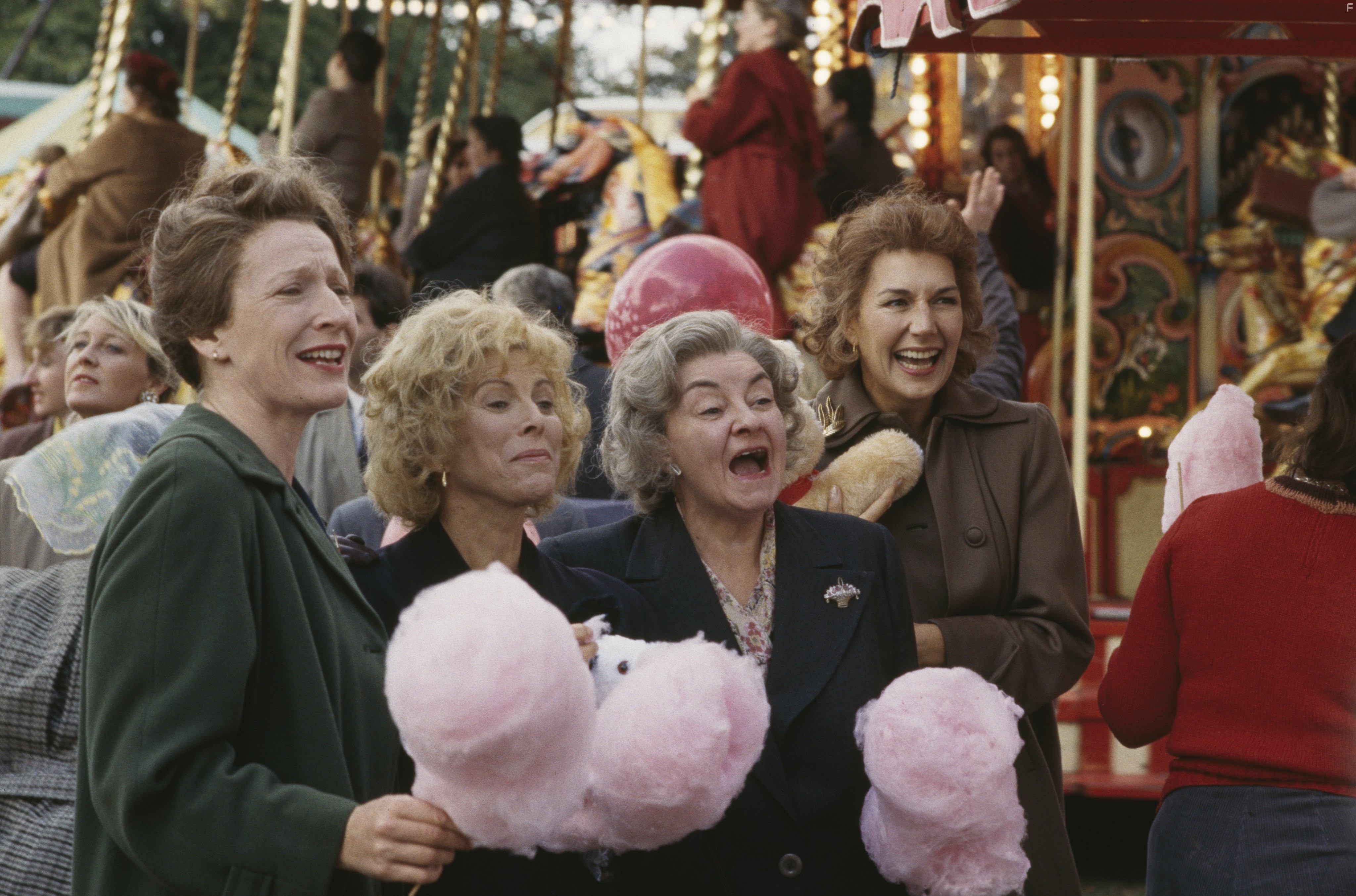 Avis Bunnage, Charlotte Cornwell, Susan Fleetwood, and Billie Whitelaw in Братья Крэй (1990)