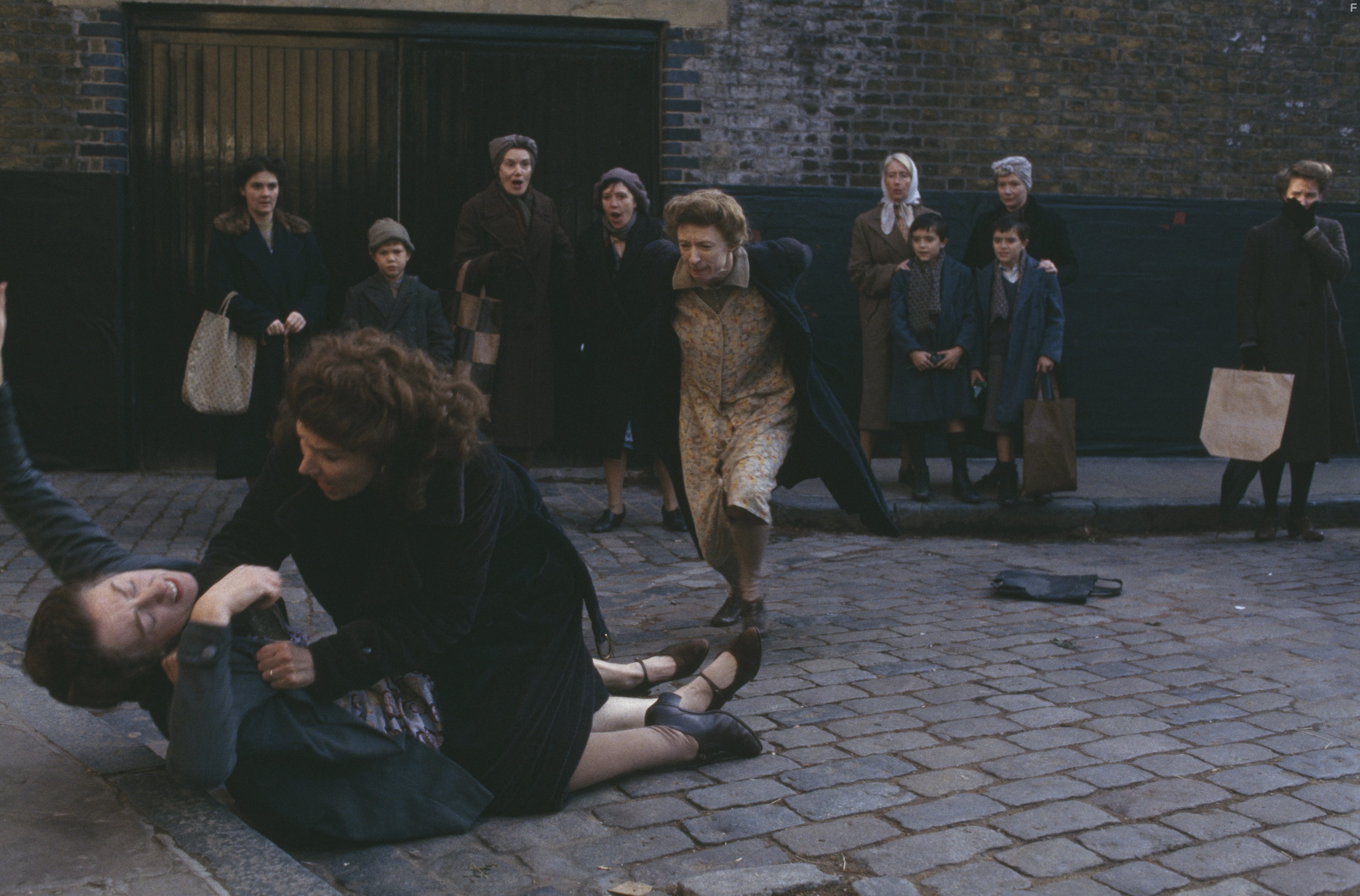 Charlotte Cornwell and Susan Fleetwood in Братья Крэй (1990)