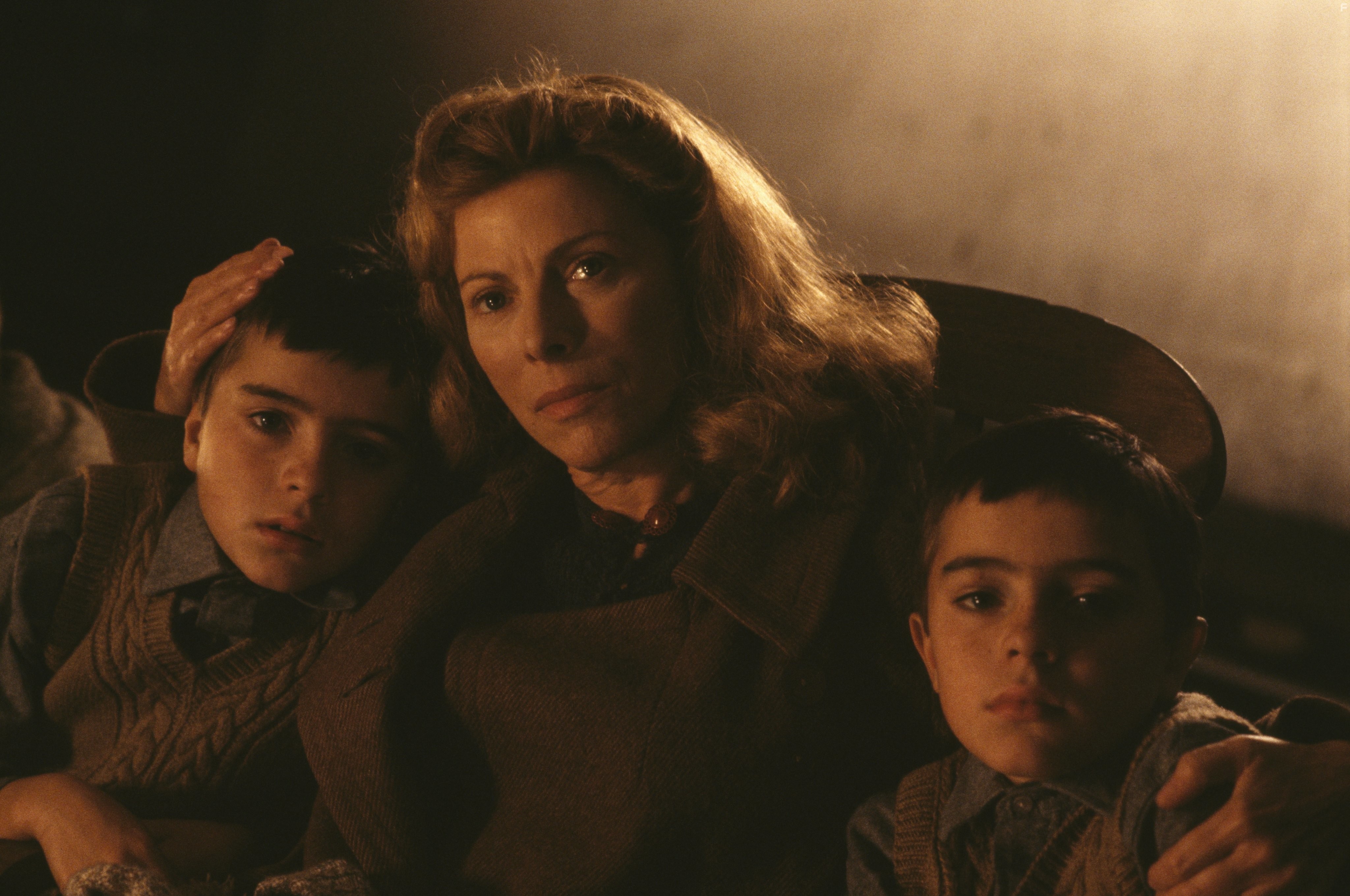 Harlon Haveland and Billie Whitelaw in Братья Крэй (1990)