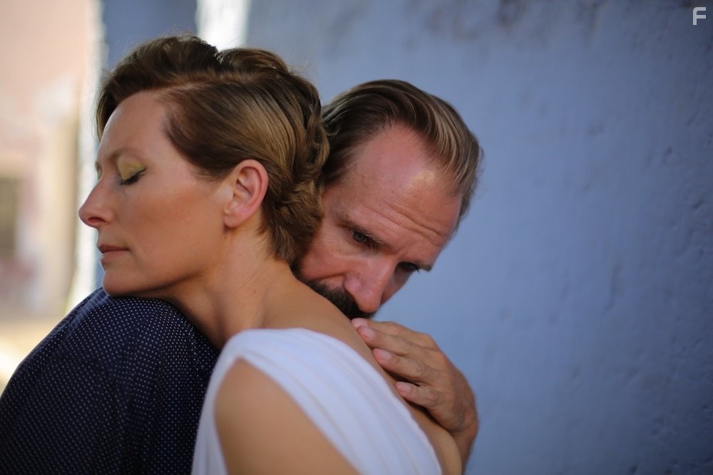 Ralph Fiennes and Tilda Swinton in Большой всплеск (2015)