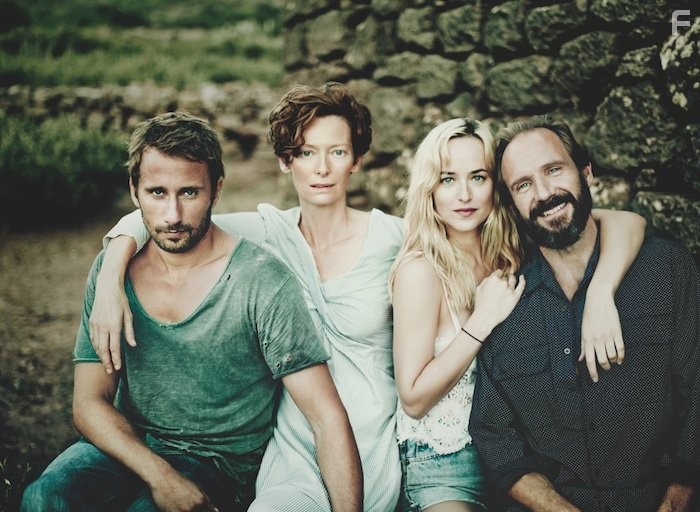Ralph Fiennes, Dakota Johnson, Matthias Schoenaerts, and Tilda Swinton in Большой всплеск (2015)