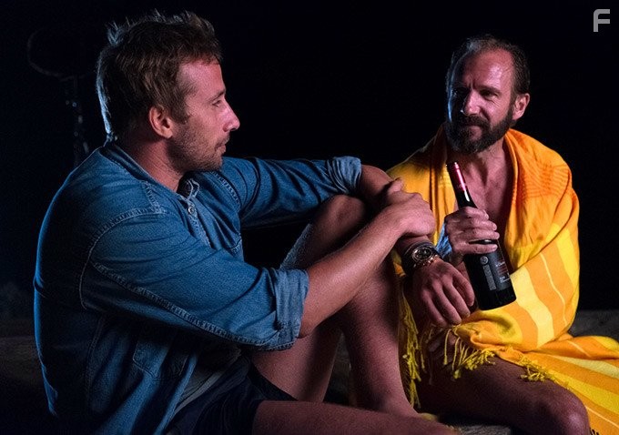Ralph Fiennes and Matthias Schoenaerts in Большой всплеск (2015)