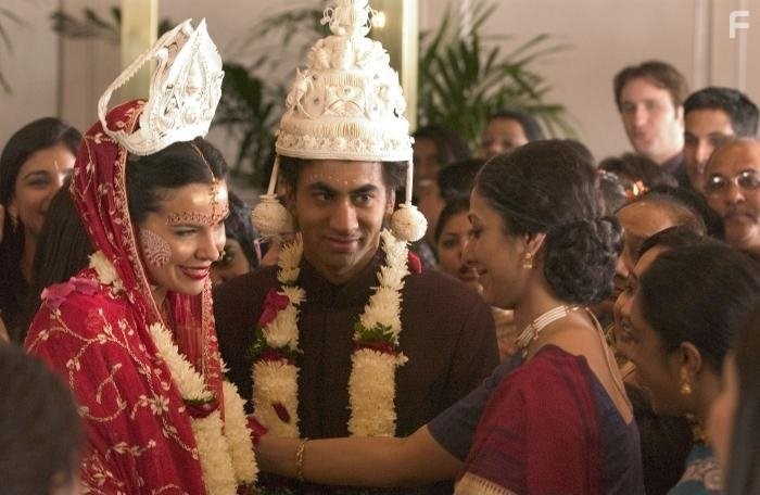 Tabu, Kal Penn, and Zuleikha Robinson in Тезки (2006)