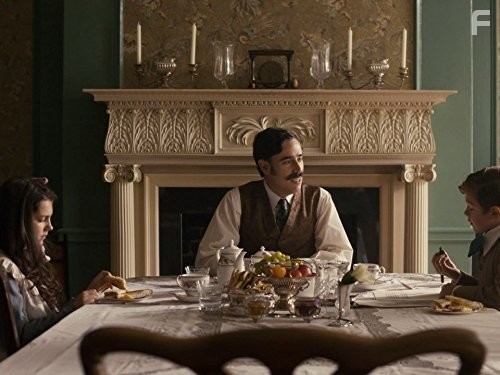 Stephen Mangan, Emily Carey, and Noah Jupe in Гудини и Дойл (2016)