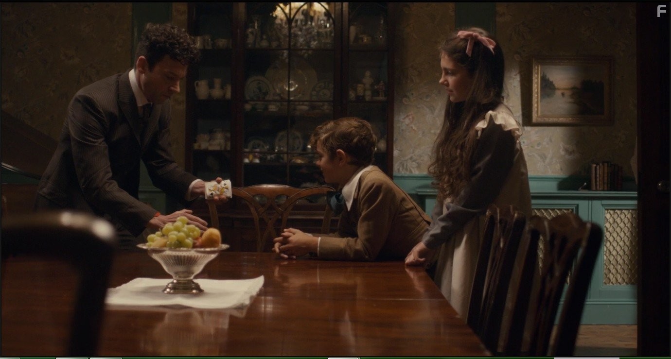 Michael Weston, Emily Carey, and Noah Jupe in Гудини и Дойл (2016)