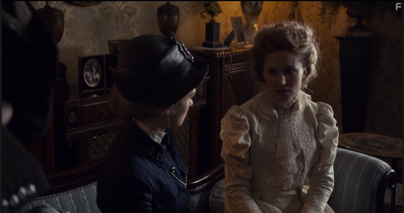 Tereza Srbov? and Rebecca Liddiard in Гудини и Дойл (2016)