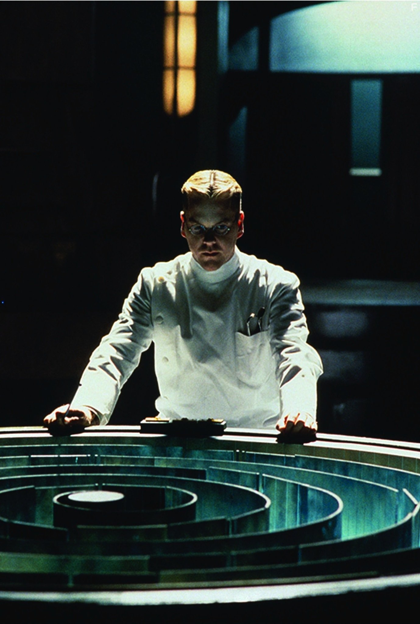 Kiefer Sutherland in Тёмный город (1998)