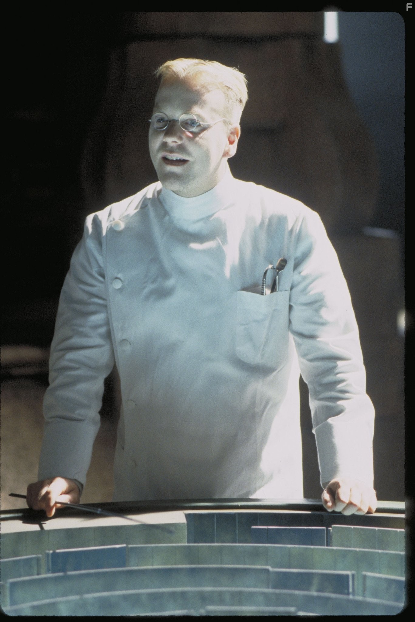 Kiefer Sutherland in Тёмный город (1998)