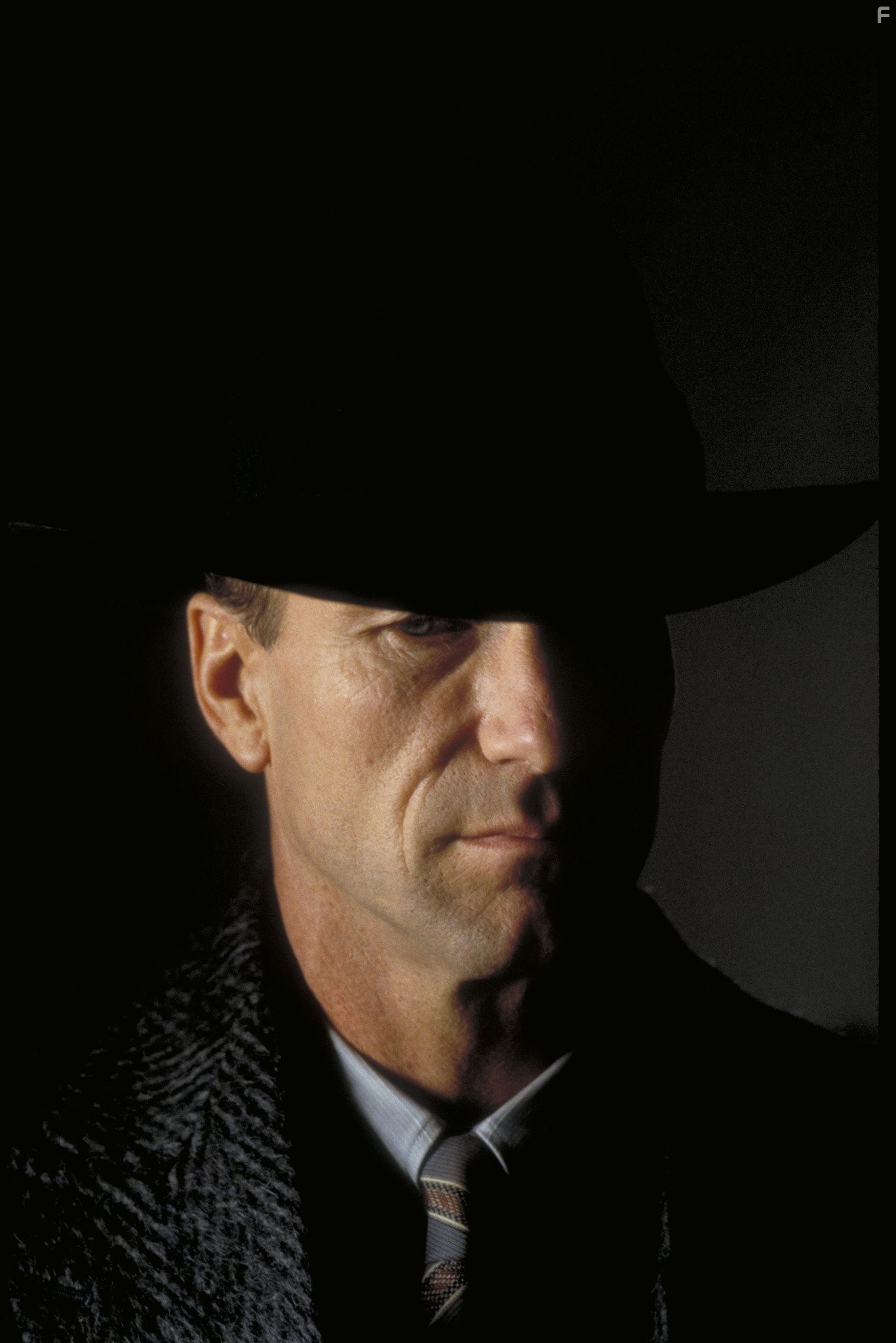 William Hurt in Тёмный город (1998)