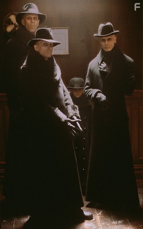 Richard O'Brien and Bruce Spence in Тёмный город (1998)