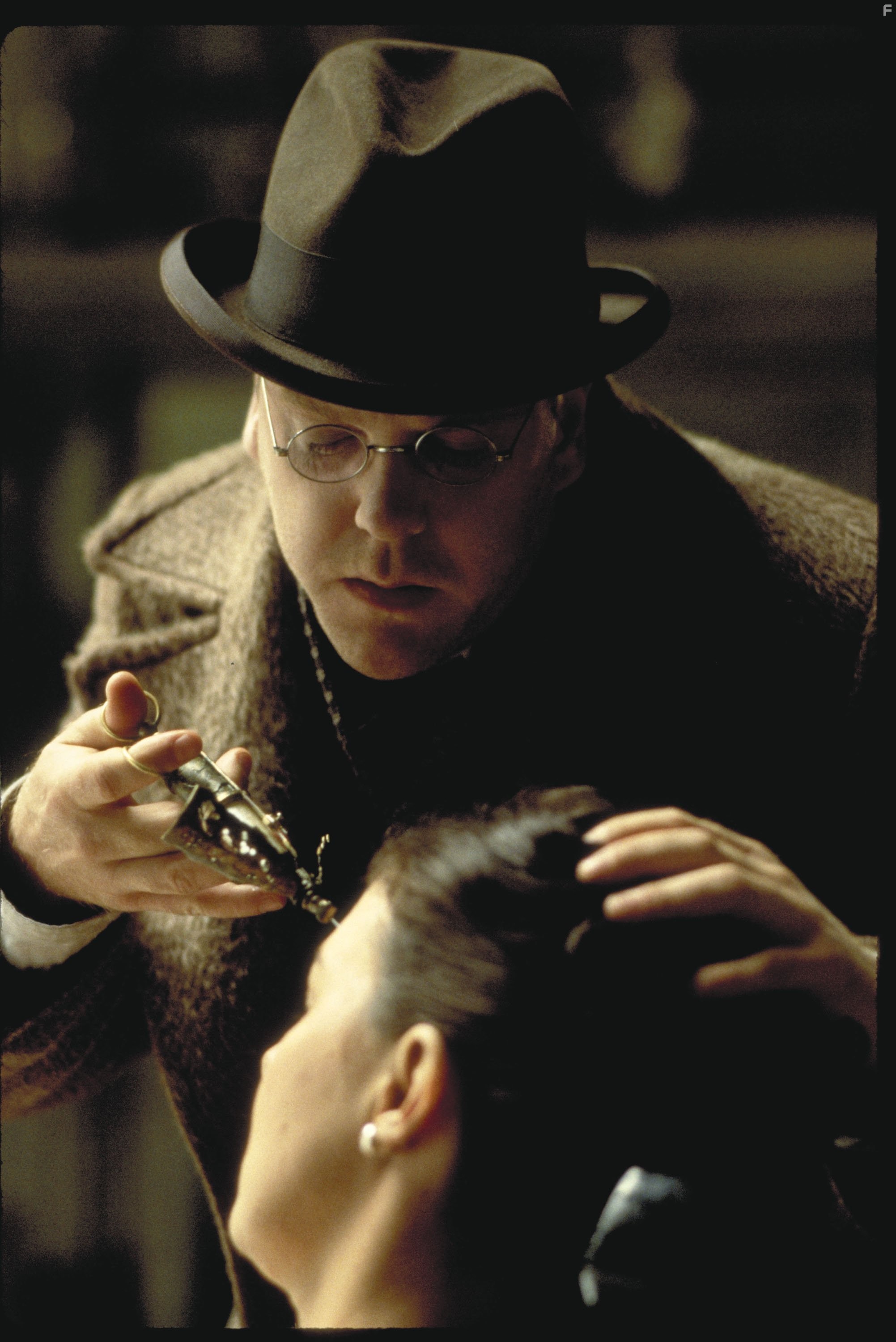 Kiefer Sutherland in Тёмный город (1998)