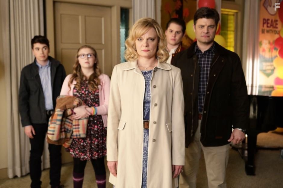 Martha Plimpton, Jay R. Ferguson, Matt Shively, Bebe Wood, and Noah Galvin in Настоящие О'Нилы (2016)