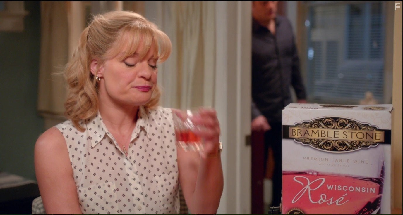 Martha Plimpton and Jay R. Ferguson in Настоящие О'Нилы (2016)