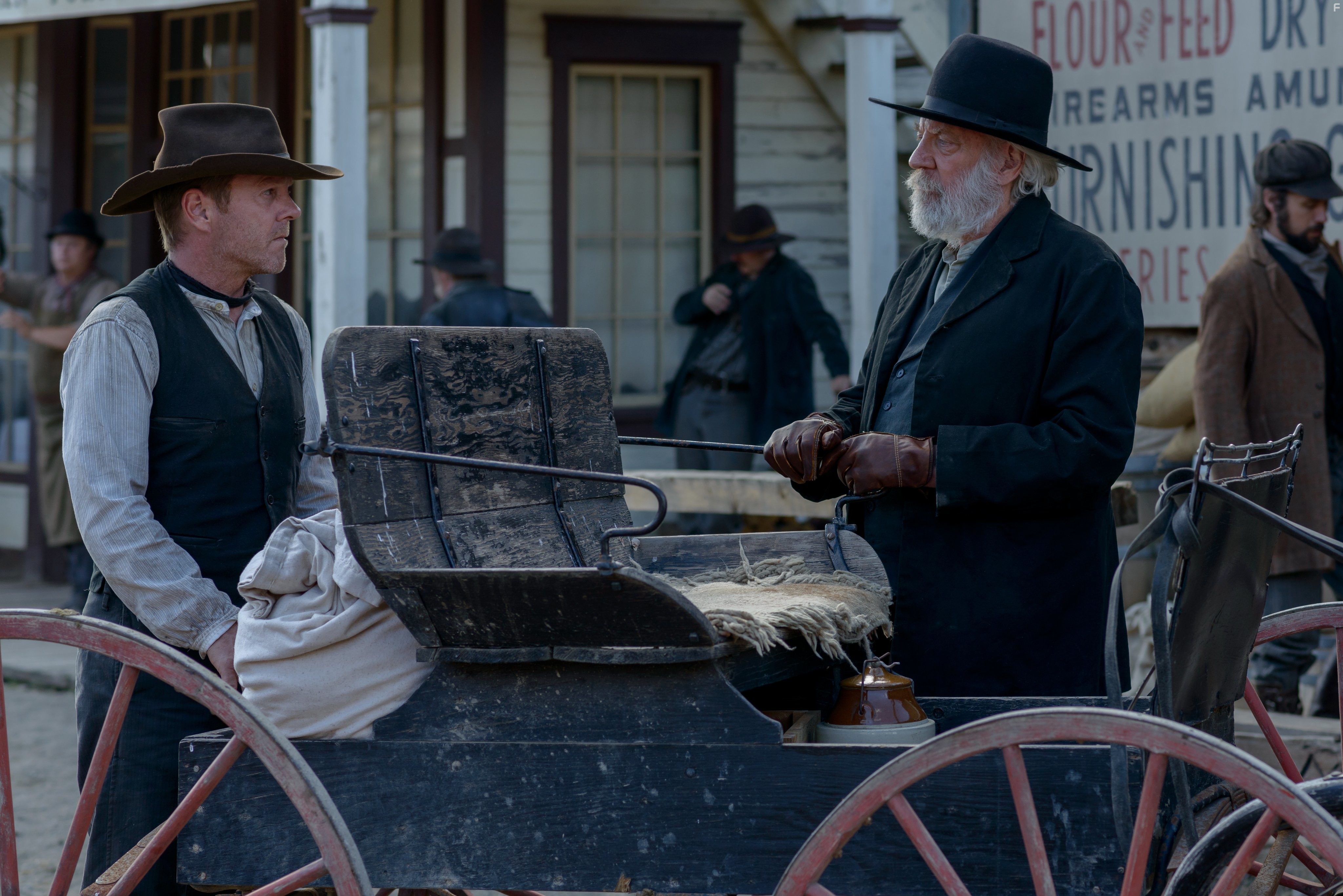 Donald Sutherland and Kiefer Sutherland in Заброшенный (2015)