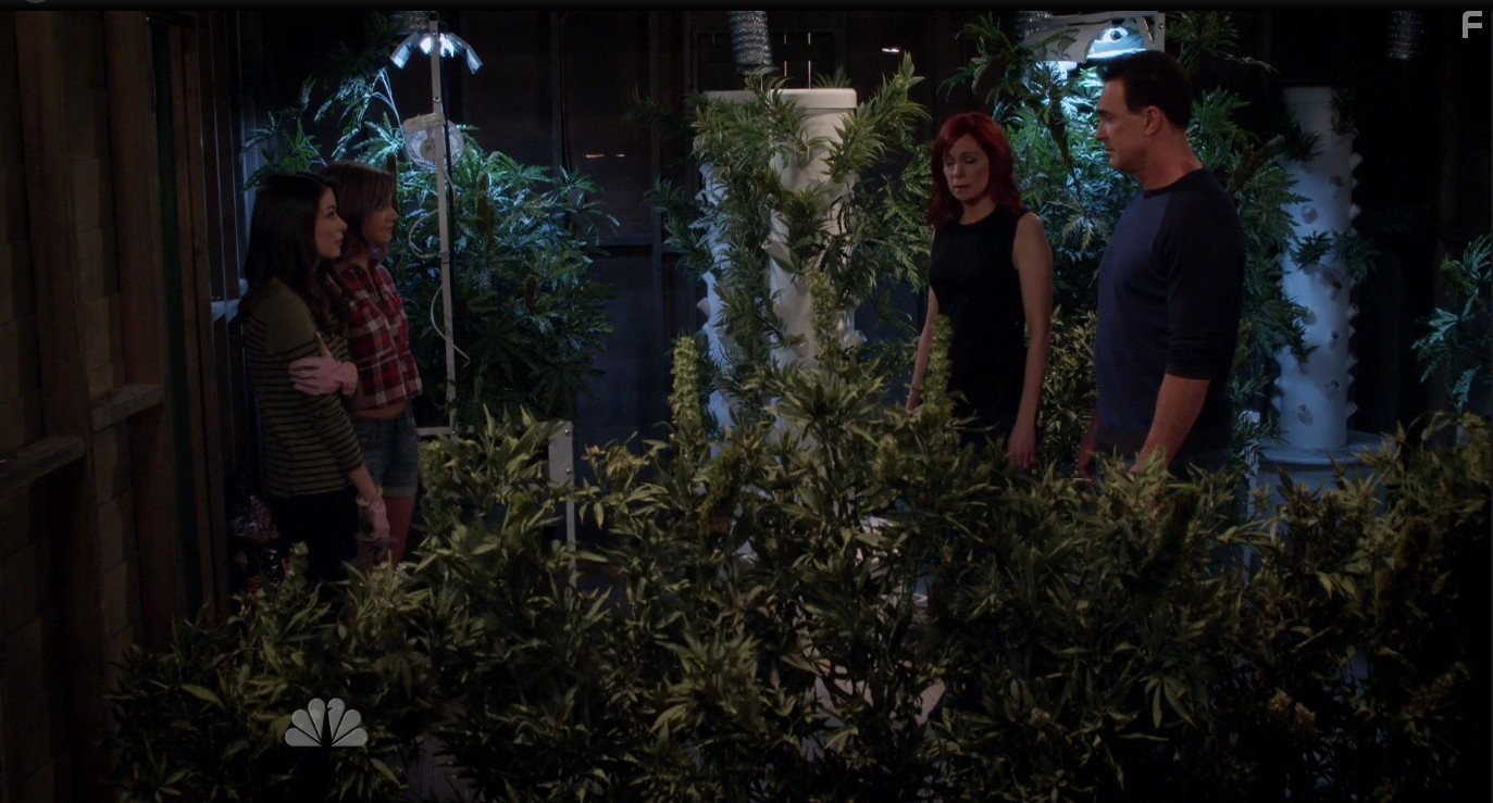 Carrie Preston, Patrick Warburton, Miranda Cosgrove, and Mia Serafino in Crowded (2016)