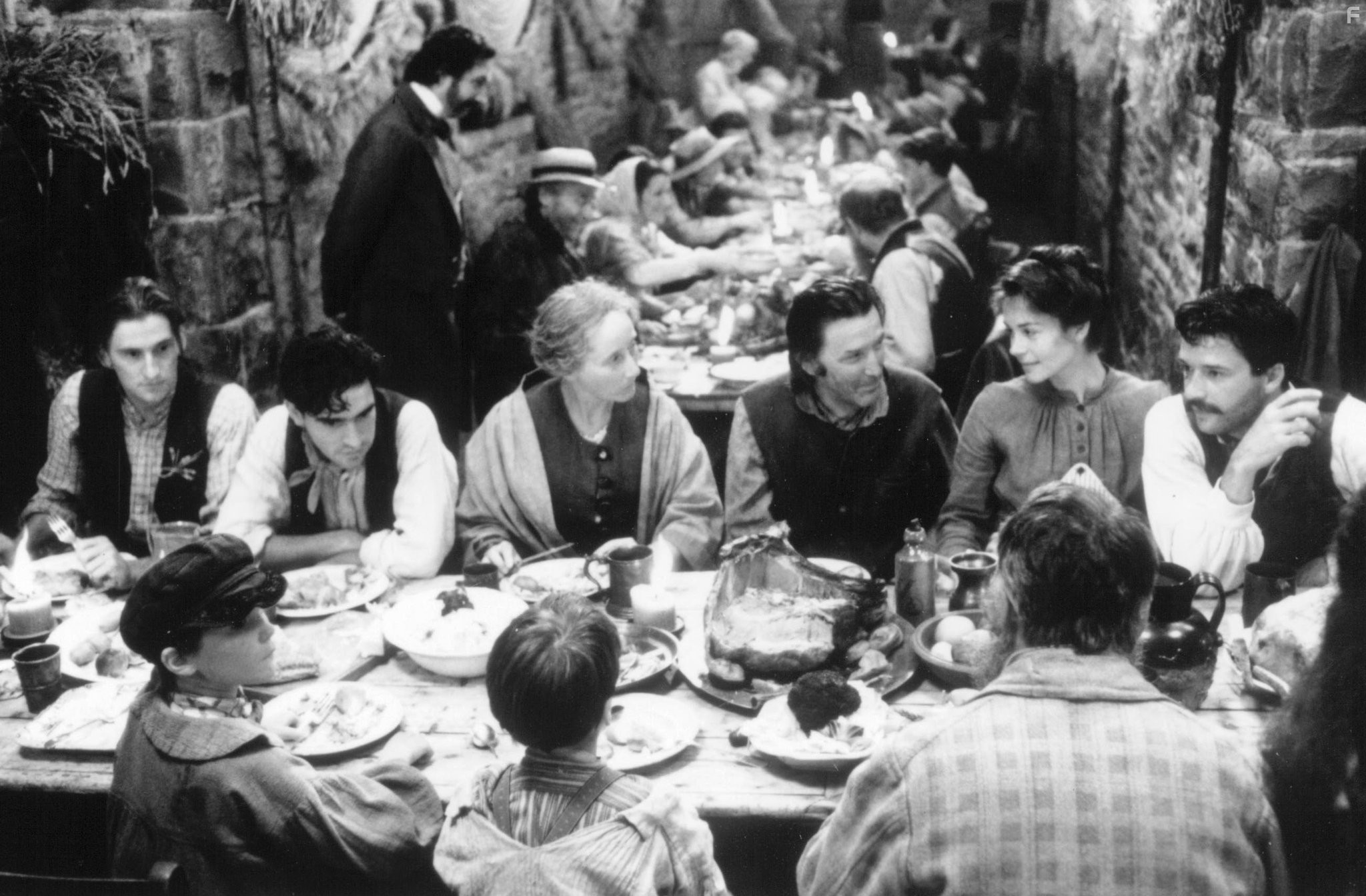 Ben Chaplin, Embeth Davidtz, Tom Bell, Gemma Jones, and James Purefoy in Feast of July (1995)