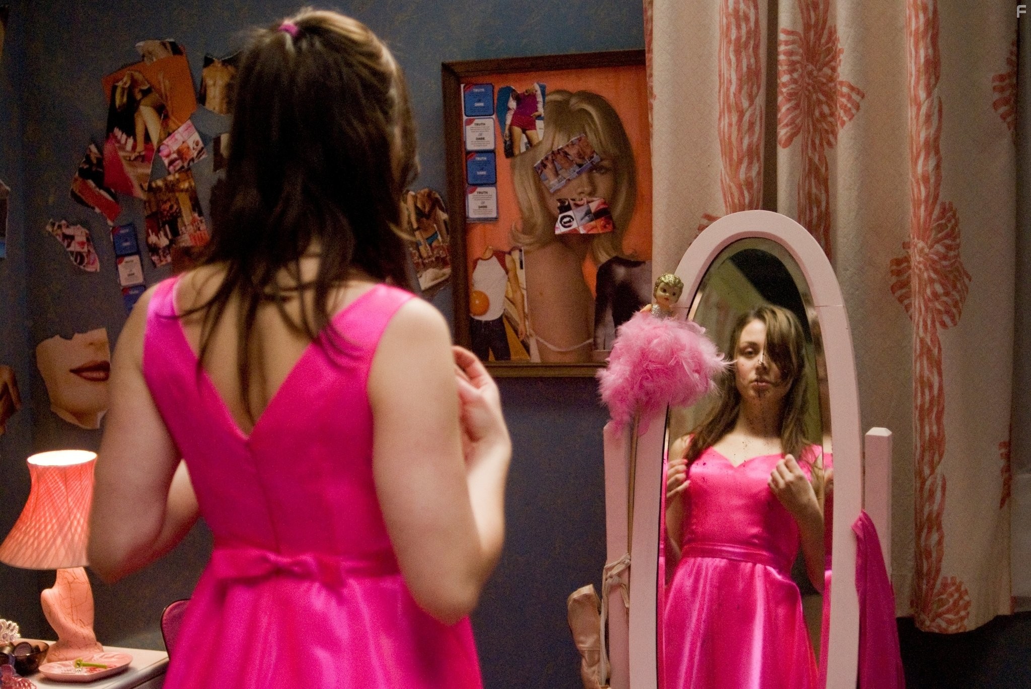 Robin McLeavy in Любимые (2009)