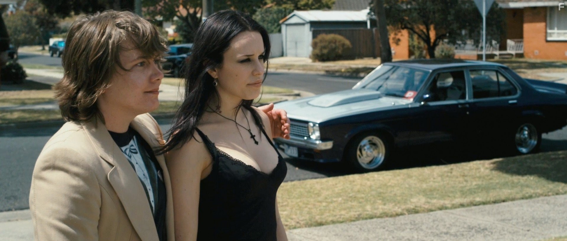 Richard Wilson and Jessica McNamee in Любимые (2009)