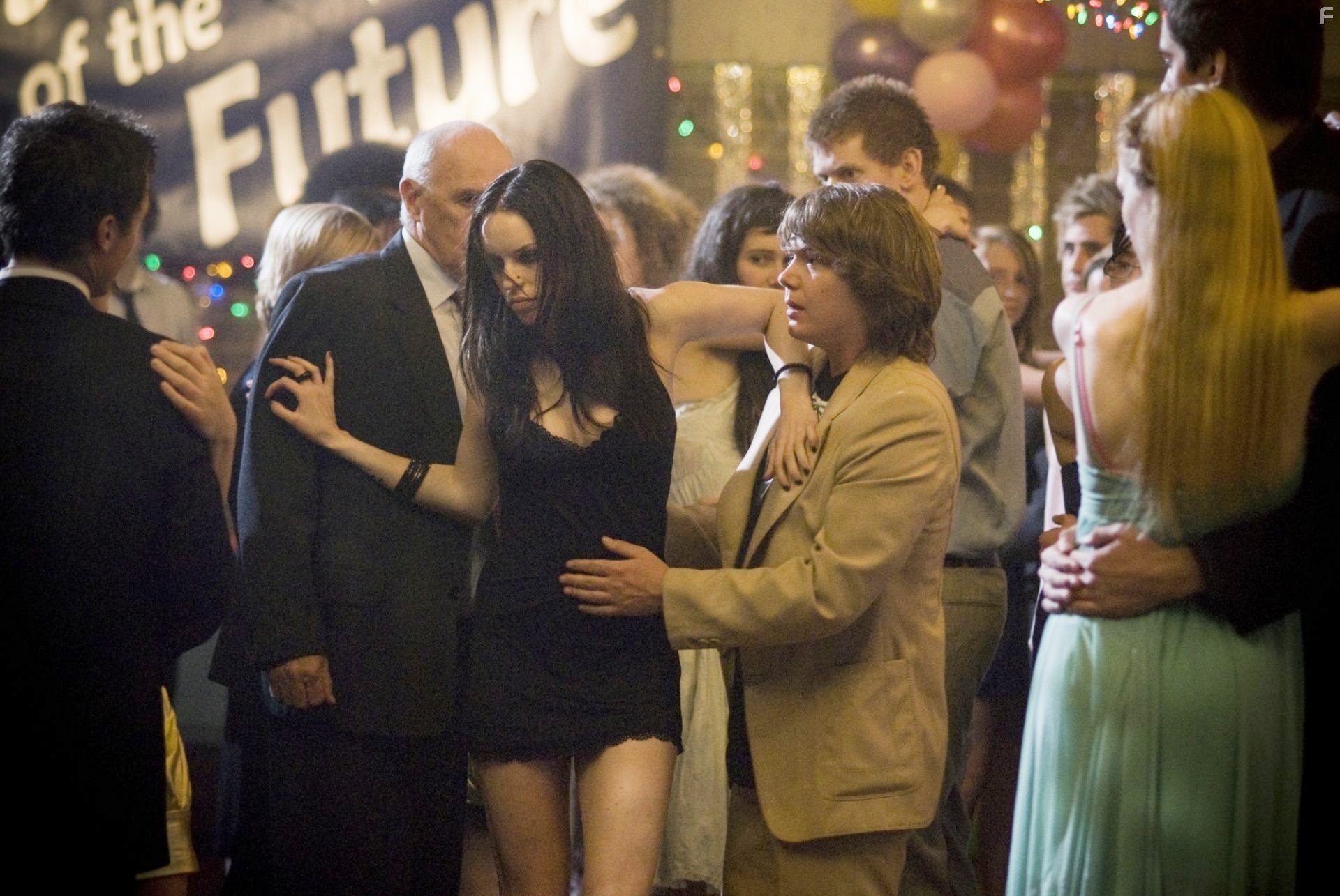 Richard Wilson and Jessica McNamee in Любимые (2009)