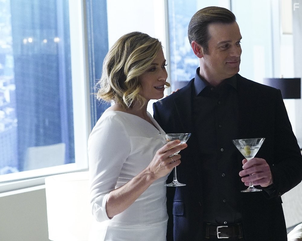 Peter Krause and Sonya Walger in Ловушка (2016)