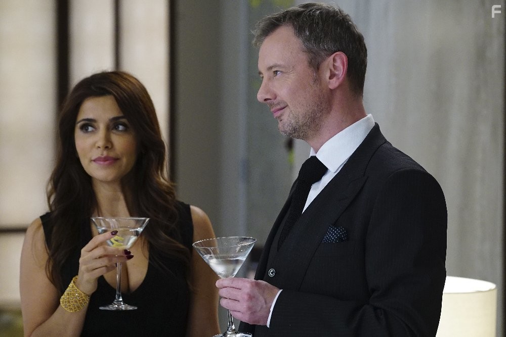 John Simm and Shivani Ghai in Ловушка (2016)