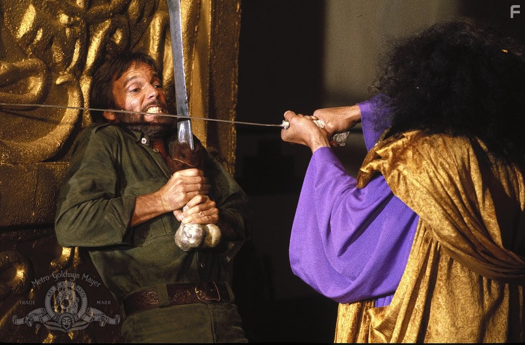 Richard Chamberlain and Henry Silva in Аллан Куотермейн и потерянный город золота (1986)