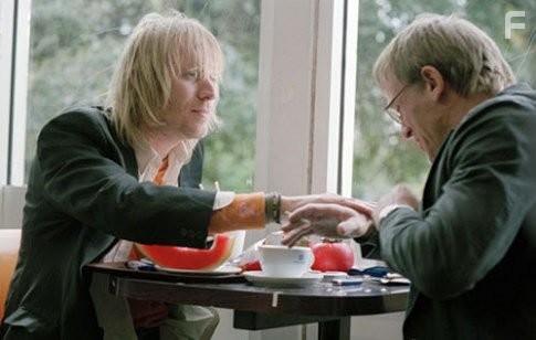 Daniel Craig and Rhys Ifans in Терпеливая любовь (2004)