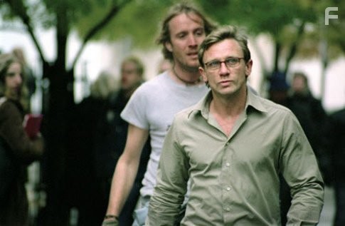 Daniel Craig and Rhys Ifans in Терпеливая любовь (2004)