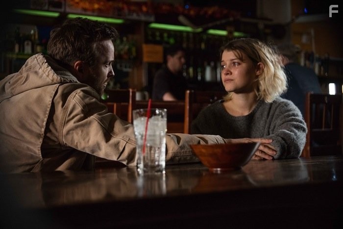 Aaron Paul and Sarah Jones in Путь (2016)