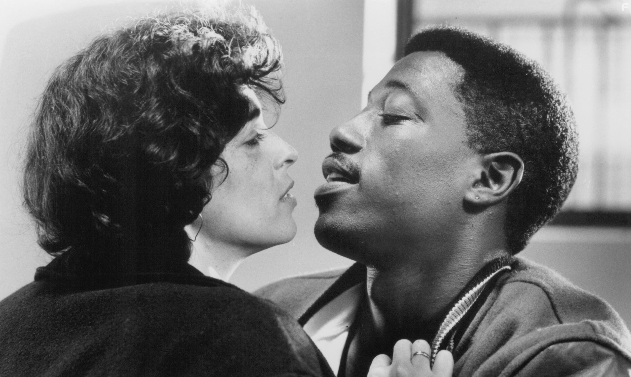Wesley Snipes and Annabella Sciorra in Лихорадка джунглей (1991)