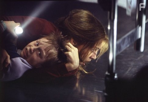 Emma Caulfield and Lee Cormie in Темнота наступает (2003)