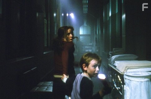 Emma Caulfield and Lee Cormie in Темнота наступает (2003)