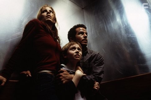 Emma Caulfield, Chaney Kley, and Lee Cormie in Темнота наступает (2003)