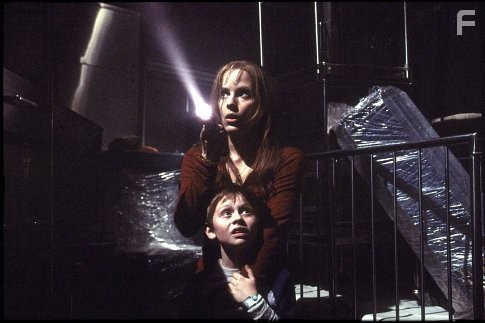 Emma Caulfield and Lee Cormie in Темнота наступает (2003)