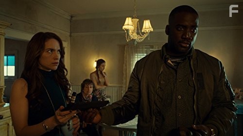 Melanie Scrofano and Shamier Anderson in Вайнона Эрп (2016)