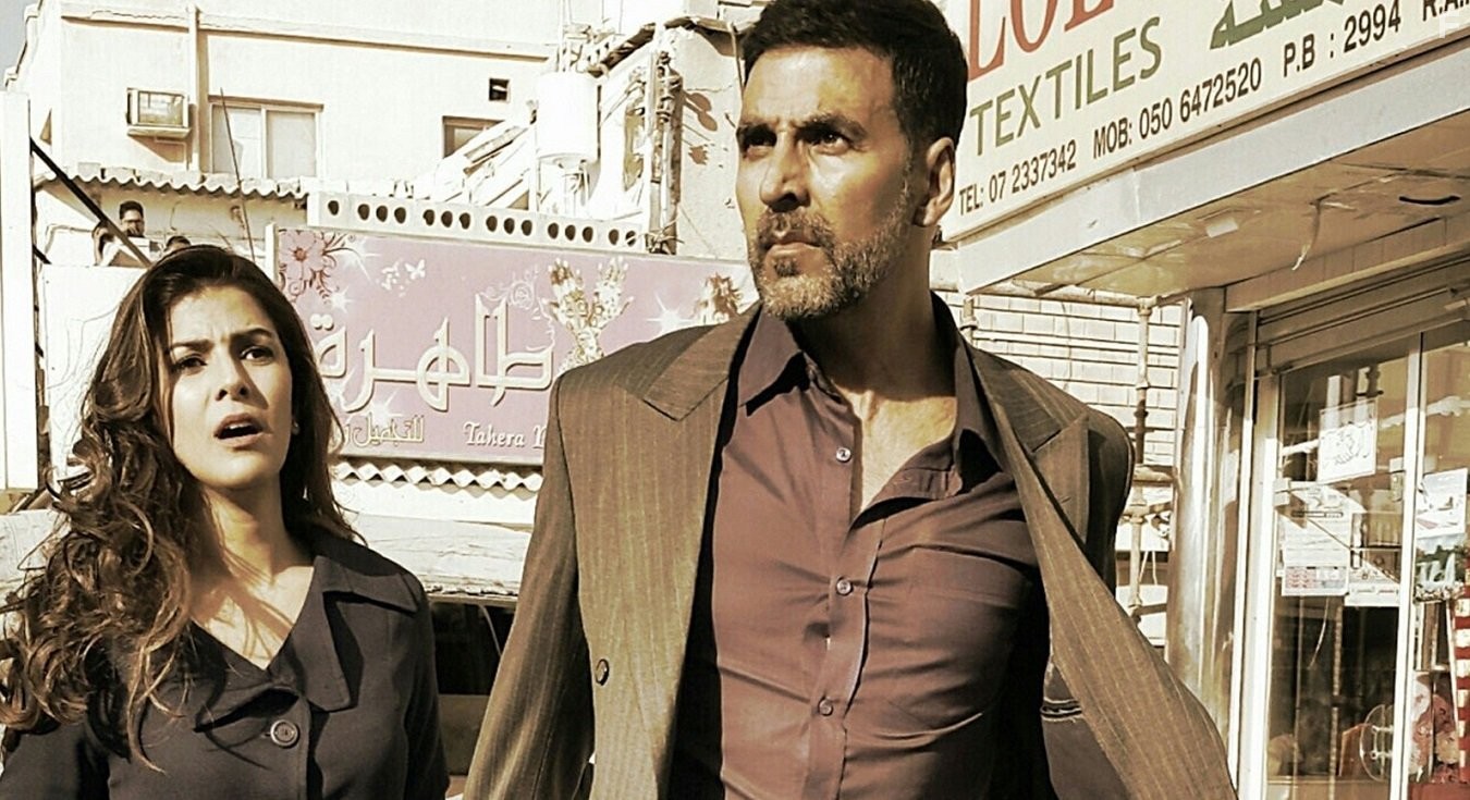 Akshay Kumar and Nimrat Kaur in Воздушная перевозка (2016)