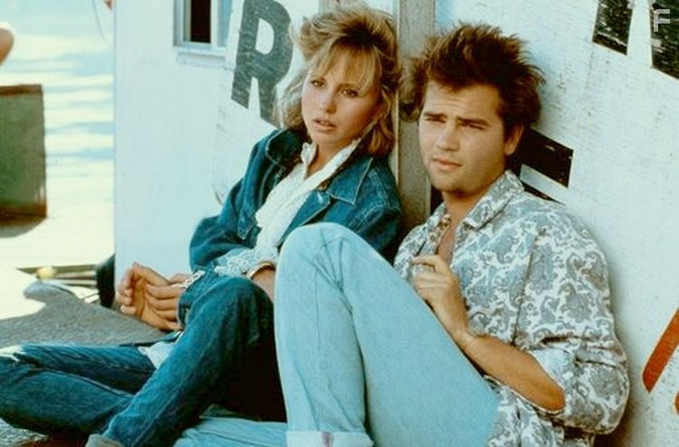 Deborah Goodrich and Clayton Rohner in День дурака (1986)