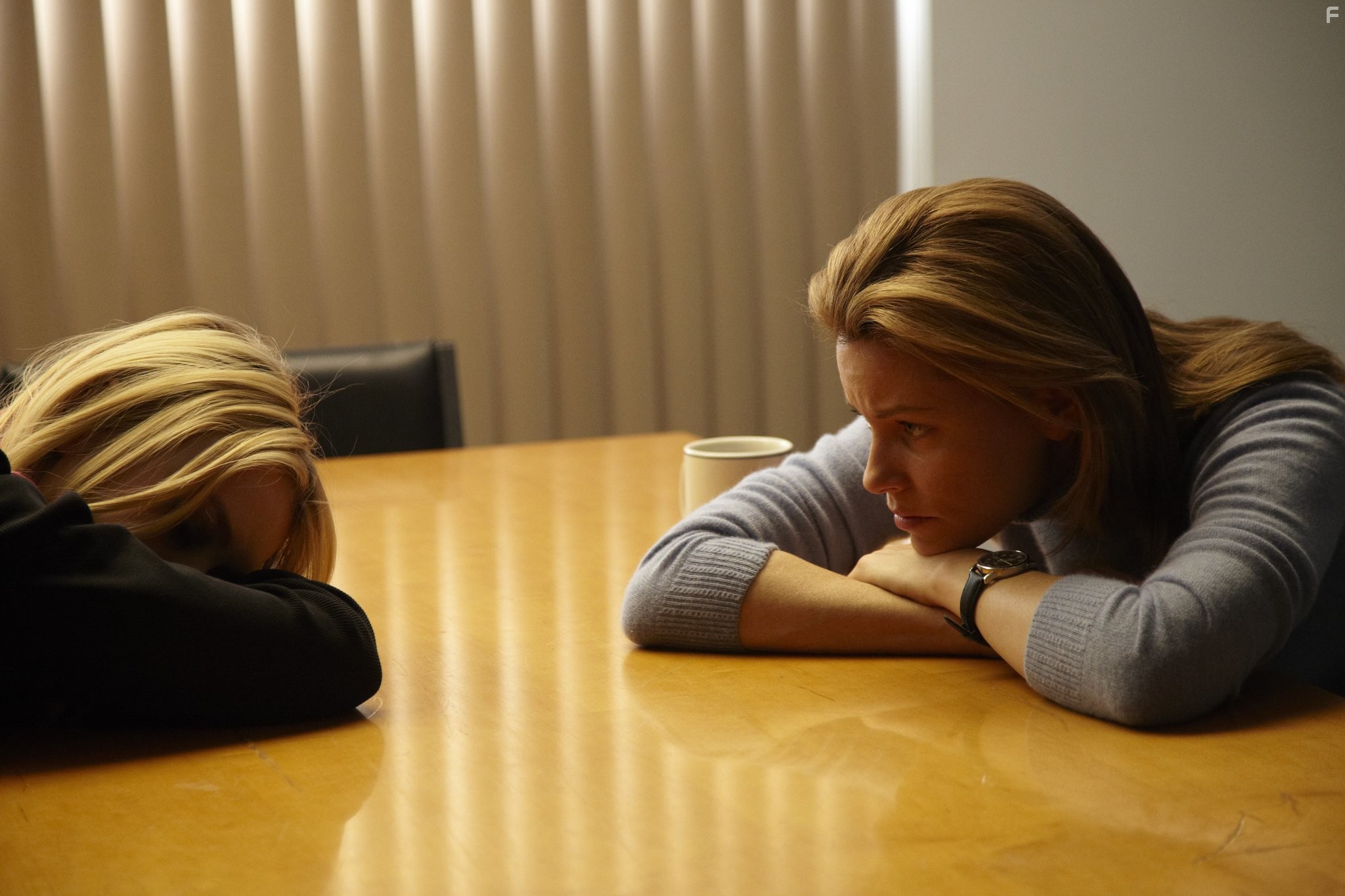 Elizabeth Banks and Dakota Fanning in Каждая секретная вещь (2014)