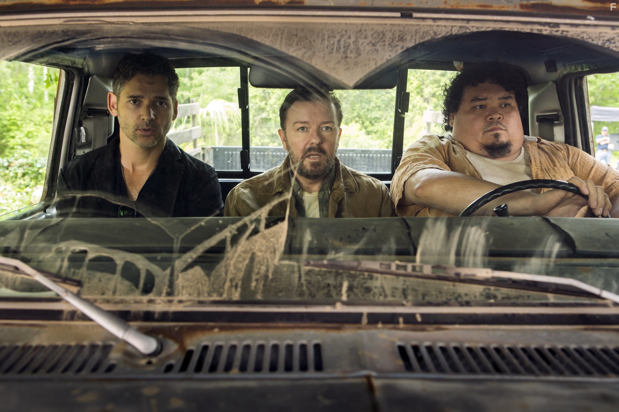 Eric Bana, Ricky Gervais, and Pedro Miguel Arce in Специальные корреспонденты (2016)